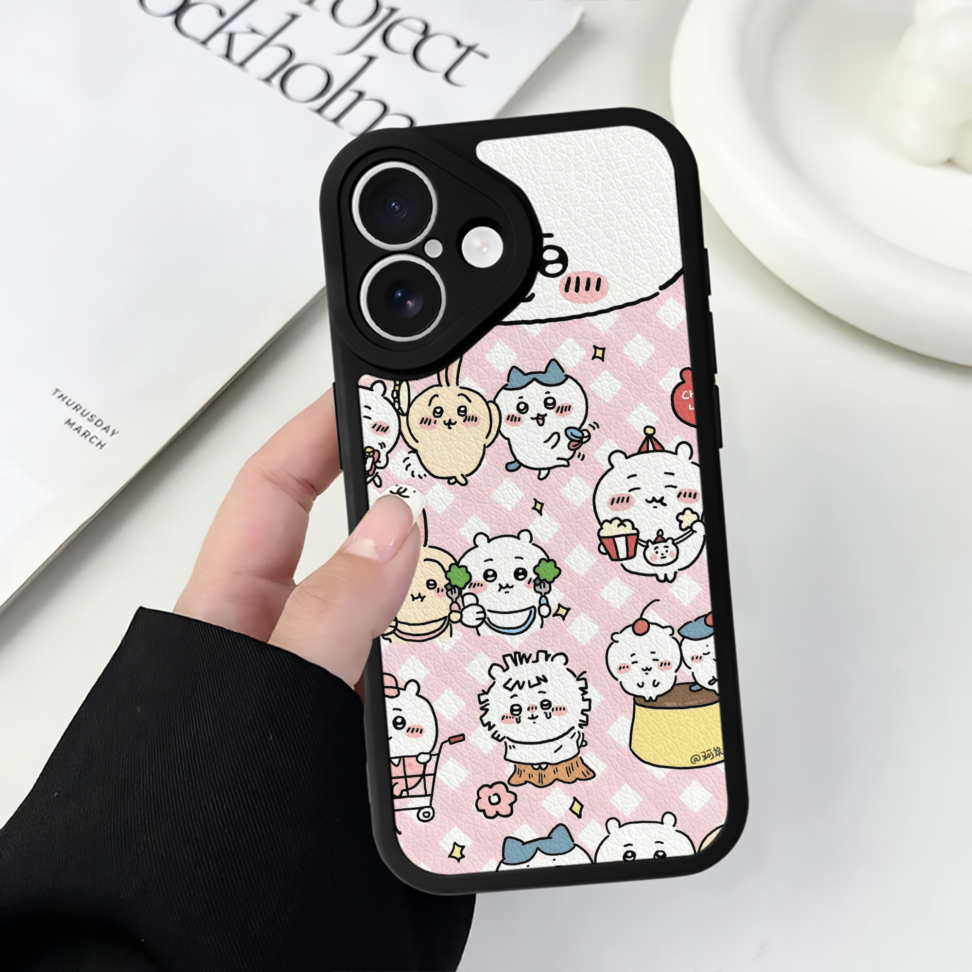 （画像用） ちいかわ Chii-kawa 【iPhone 16シリーズ対応】シリコンスマホケース（レザー調） 材質：シリコン